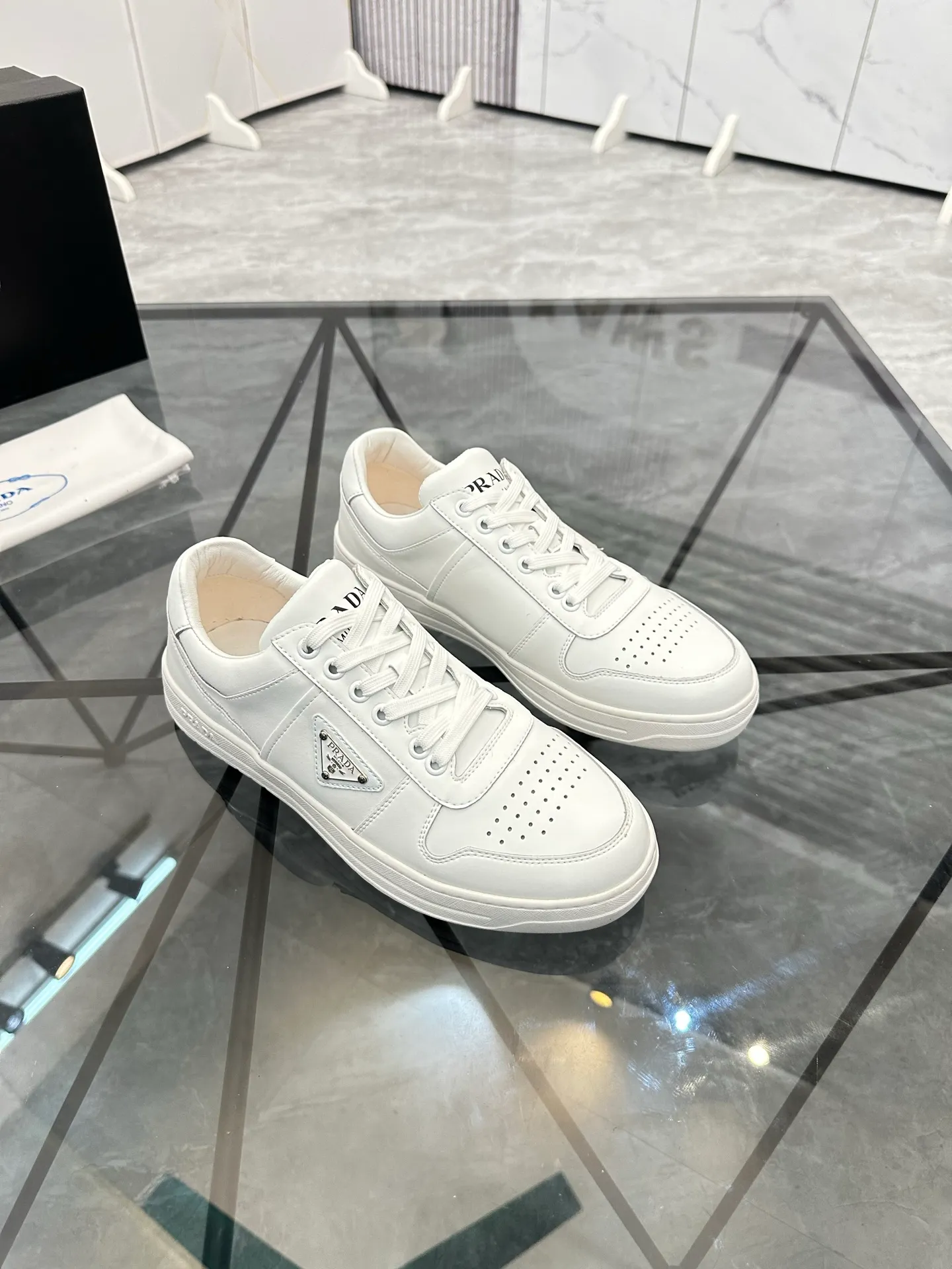 Men's shoes: 💰P400¥ Product trademark: Prada *"Prada*" low-top casual shoes Regular size: 38-44 (can be customized to 45) Product materials: imported cowhide upper, sheepskin lining, original outsole. Number: 020